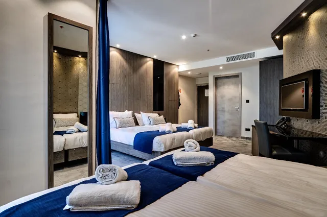 غرفة سوبيريور بأربعة أسرّة وسريرين منفصلين، The District Hotel 1/1