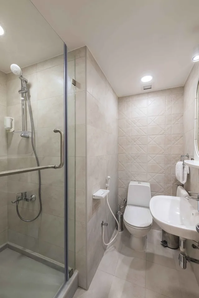 غرفة بريميوم بسرير كوين، Oasis Hotel Kuwait 2/3