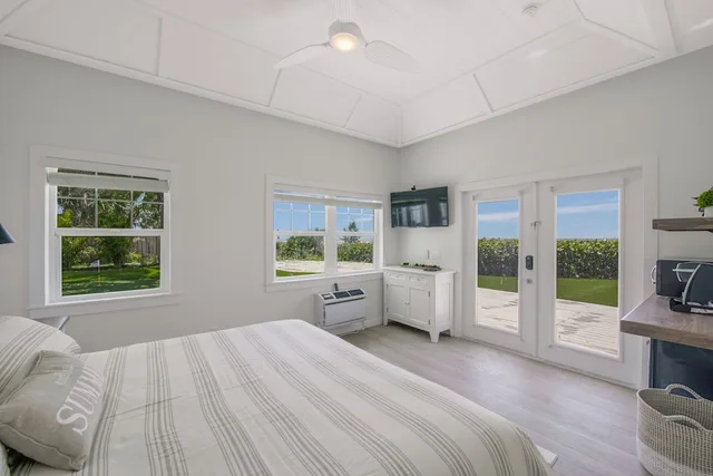 Deluxe, Studio, King Bed, Beach Front, Ocean View، On the Beach Casey Key 2/6