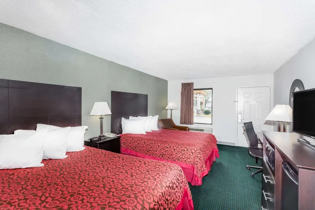 غرفة بسريرين كوين للمدخنين، Days Inn by Wyndham Hendersonville 1/1