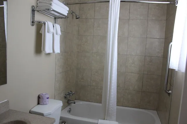 Room, Queen Bed, Knights Inn Owen Sound 8/9