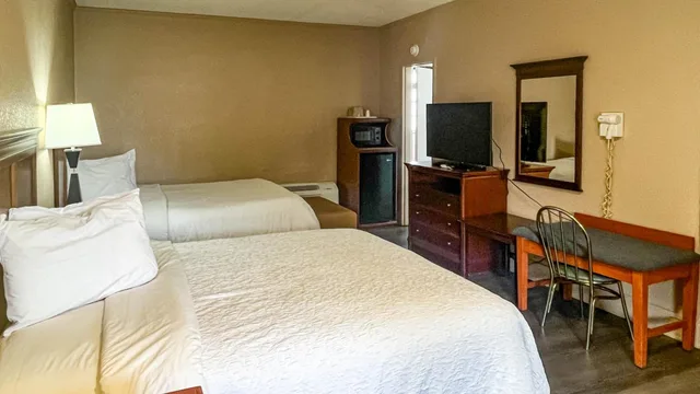 غرفة بسريرين كوين للمدخنين بمطبخ، Motel 6 Williamston, NC - Highway 17 3/6