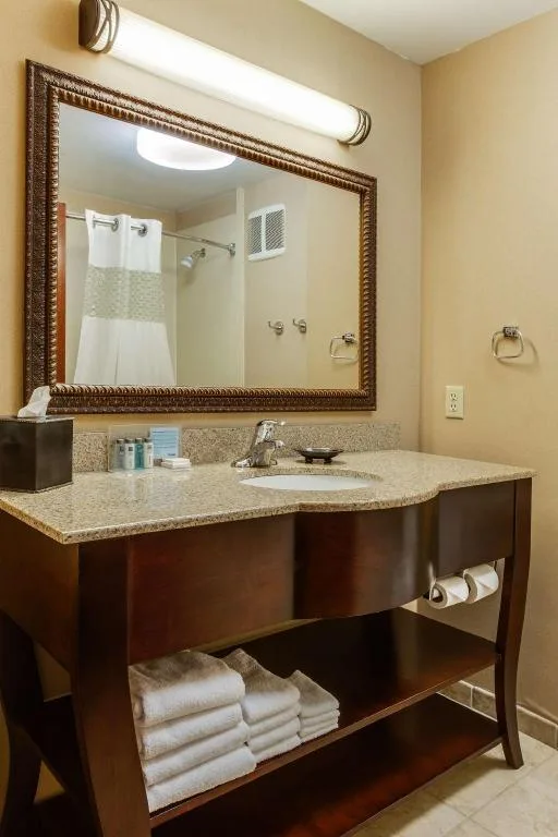 جناح بسرير كينج بغرفة نوم واحدة مع أريكة بحوض جاكوزي، Hampton Inn Bennington 4/4