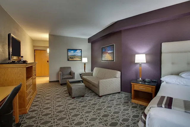 غرفة بسرير كينج مع أريكة، Drury Inn and Suites Albuquerque North 1/4