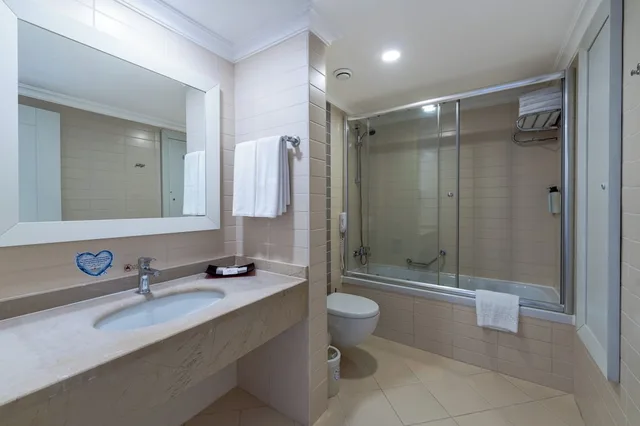 غرفة قياسية بسرير مزدوج وسرير فردي بإطلالة على البحر، Orange County Belek 10/10