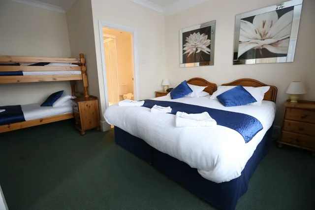 غرفة عائلية رباعية بسرير مزدوج وسريرين منفصلين، The Corner House Hotel Guest House 3/7