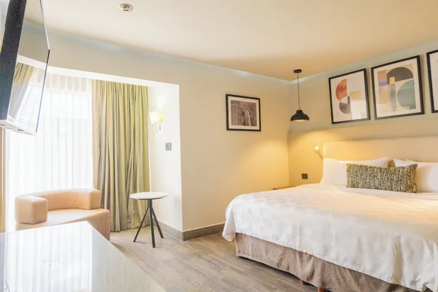Standard, King Bed, voco Hermosillo by IHG 1/2