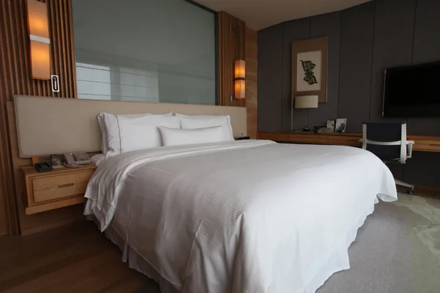 Room, King Bed, with View, The Westin Chongqing Liberation Square 4/10