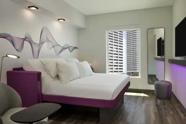 غرفة بسرير كينج، YOTEL Miami, Select by Hilton 1/3