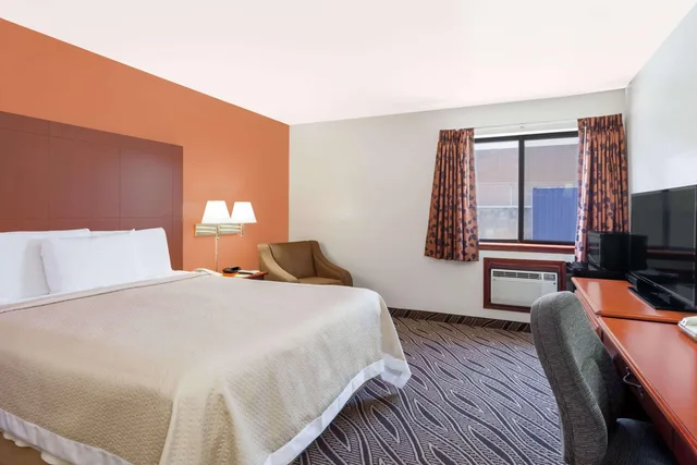 غرفة بسرير كوين، Days Inn By Wyndham Dyersburg 1/3