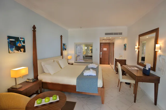 غرفة سوبيريور بسرير مزدوج أو سريرين منفصلين بإطلالة على البحر، Olympic Lagoon Resort Paphos 5/10