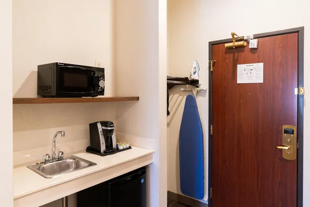 غرفة قياسية بسرير كينج لذوي الإعاقة، Holiday Inn Express Suites Davis University Area 5/5