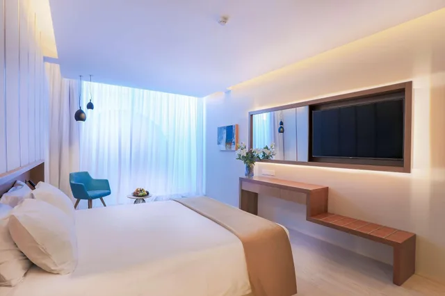 جناح بإطلالة على البحر بشرفة، Radisson Beach Resort Larnaca 1/9