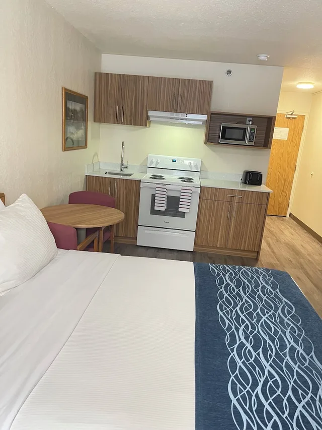 Upgrade, Efficiency, Suite, Queen Bed، Rodeway Inn Edson AB 3/7