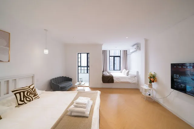 غرفة كومفورت بسريرين منفصلين وسرير كوين بإطلالة على النهر بشرفة، Book and Bed-People's Square 3/4
