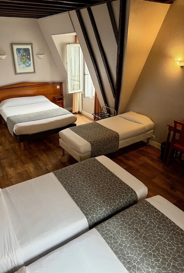 Family, 1 Double and 3 Single Beds، Hotel Richmond 7/10