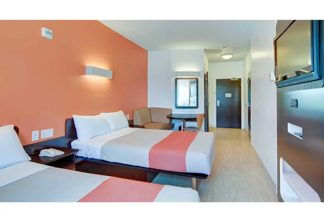 2 Full Beds - ADA/Roll-In Shower، Motel6 Roanoke, TX - Northlake - Speedway 2/4