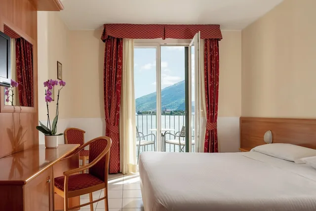 غرفة كومفورت بسريرين منفصلين بإطلالة على البحيرة، Hotel Regina 1/6