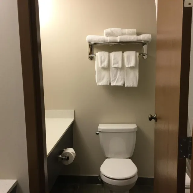 جناح بسريرين كوين بإطلالة على المسبح، Super 8 By Wyndham Spruce Grove 1/2