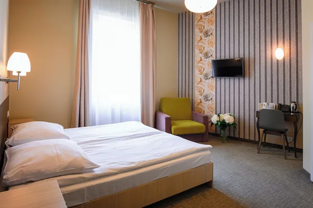 غرفة بثلاثة أسرّة مع سرير إضافي بحمام خاص، HOTEL KAZIMIERZ III 3/5
