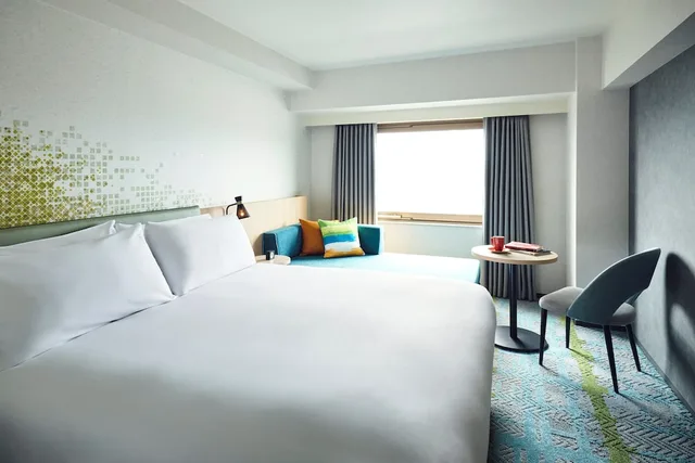 غرفة قياسية بسرير كينج بإطلالة على المدينة في طابق مرتفع، Holiday Inn Kyoto Gojo by IHG 1/4
