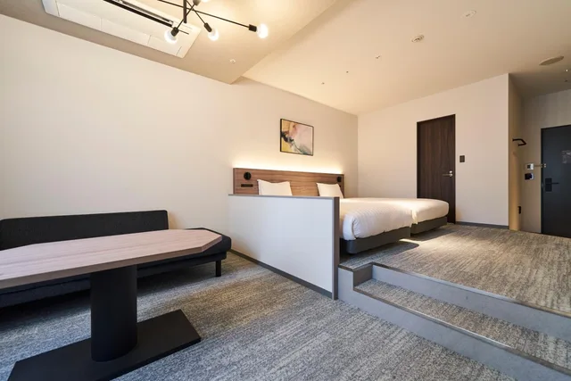 غرفة بسريرين منفصلين بشرفة مع أريكة، Hotel Grand Tiara Anjo 6/10