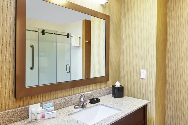 غرفة بسرير كينج، Hampton Inn and Suites Milwaukee Franklin 4/4