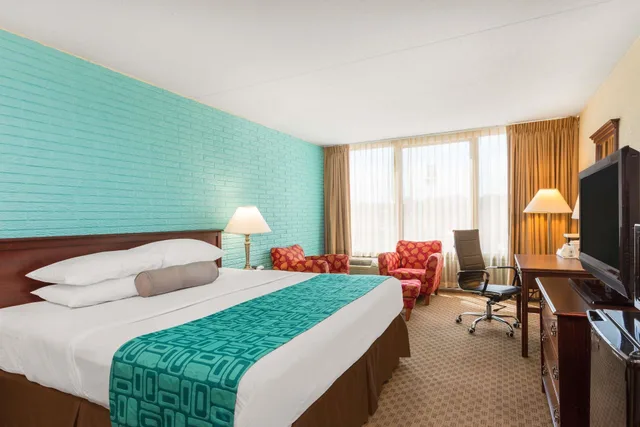 Deluxe, King Bed, Smoking, Howard Johnson By Wyndham Williamsburg 1/3