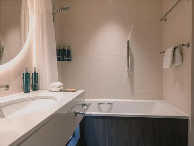 غرفة تنفيذية بسريرين كوين مع دخول الصالة، Hilton Aberdeen TECA 4/5
