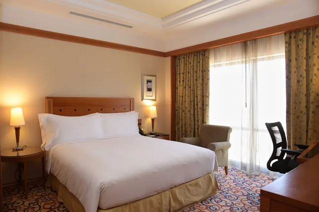 غرفة بريميوم بسرير كينج بإطلالة على المسبح، Holiday Inn Kuwait 9/10