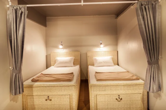 غرفة بسريرين منفصلين بحمام مشترك، METRO PRATUNAM BOUTIQUE HOTEL 2/2