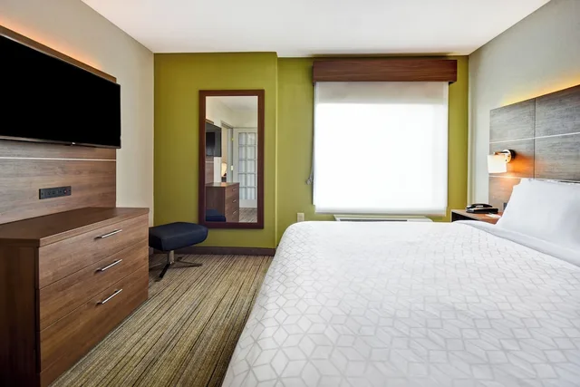 جناح بسرير كينج بغرفة نوم واحدة مع أريكة، Holiday Inn Express Newport North - Middletown 1/6