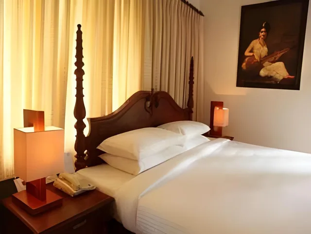 فيلا تنفيذية بسرير كوين، The World Backwaters 3/3