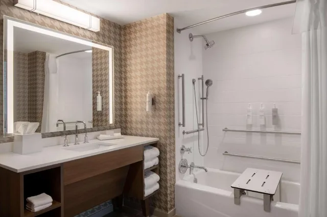 جناح استوديو بسرير كينج مع أريكة لذوي الإعاقة، Home2 Suites by Hilton Jacksonville Downtown FL 3/5