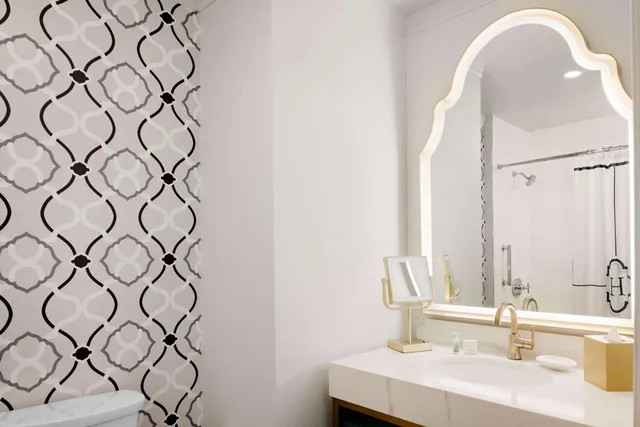 جناح بسرير كوين مع أريكة، Hayes Mansion San Jose, Curio Collection by Hilton 10/10