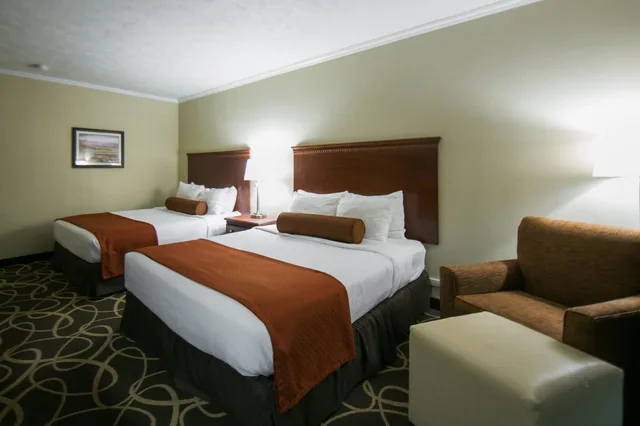 غرفة قياسية بسريرين كوين بإطلالة على الفناء، Best Western Plus Burley Inn & Convention Center 4/10