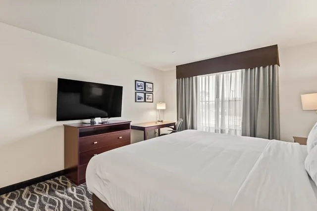 غرفة بسرير كينج بإطلالة على البحيرة لذوي الإعاقة، Cobblestone Hotel & Suites - Two Rivers 4/5