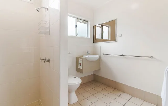 غرفة قياسية بسرير كوين وسرير بطابقين بغرفة نوم واحدة، Discovery Parks – Coolwaters Yeppoon 3/3
