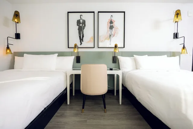 Courtyard, 2 Queen Beds، The Godfrey Hotel Hollywood 2/3