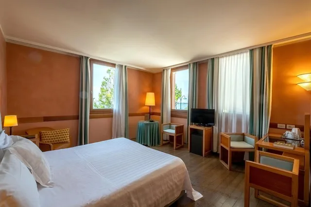غرفة بسرير مزدوج أو سريرين منفصلين بإطلالة، Villa Mabapa 1/5
