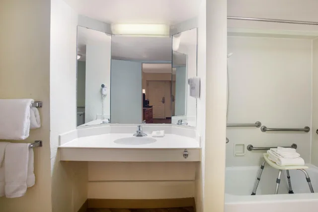 غرفة بسرير كينج بحوض استحمام لذوي الإعاقة، La Quinta Inn by Wyndham Austin Oltorf 5/6