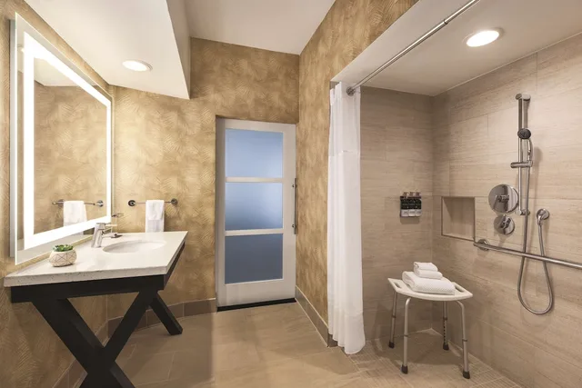 جناح بسرير كينج بإطلالة على البحر مع أريكة لذوي الإعاقة، Zachari Dunes on Mandalay Beach, Curio Collection by Hilton 2/2
