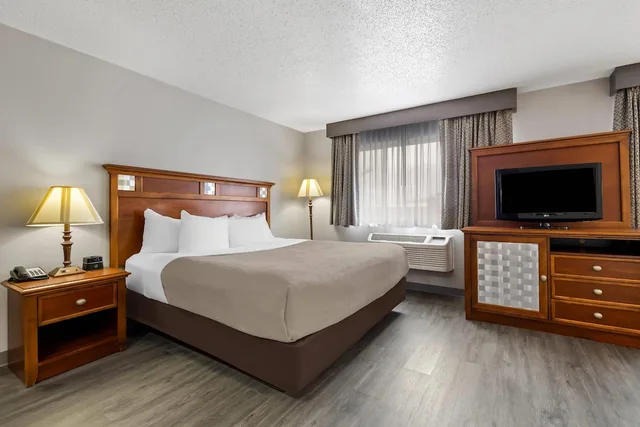 جناح بسرير كينج بجاكوزي، Quality Inn near Monument Health Rapid City Hospital 1/4