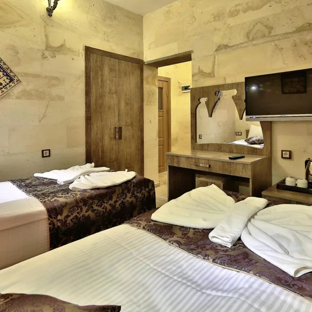 Stone, Twin Beds، Yusuf Bey House 1/10