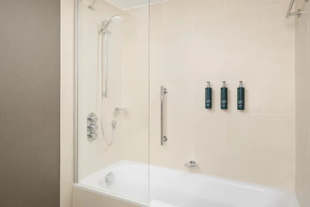 غرفة بريميوم بسرير كينج مع أريكة، DoubleTree by Hilton Luxembourg 4/4