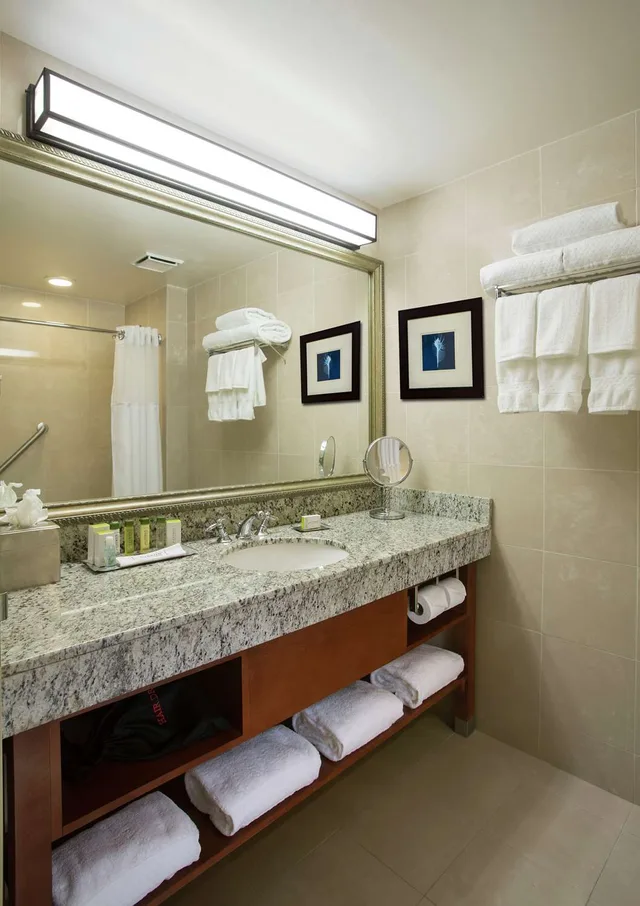 Room, Parlor، DoubleTree by Hilton Hotel Miami Airport and Convention Center 1/1