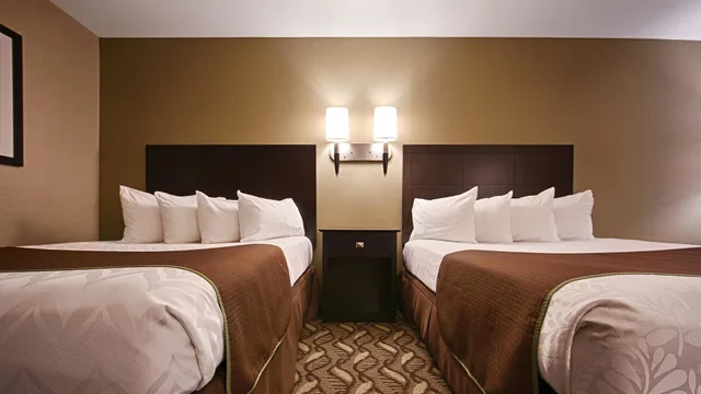 غرفة قياسية بسريرين كوين بمطبخ صغير، Best Western Pontiac Inn 2/4
