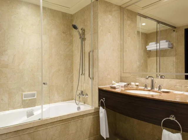غرفة بريميير بسريرين منفصلين بإطلالة على البحر بشرفة، Gold Coast Hotel Hong Kong 2/2