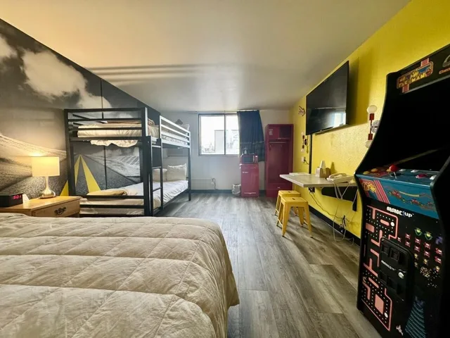 Exclusive, 1 Queen and 1 Bunk Bed, Fairbridge Inn And Suites 1/2