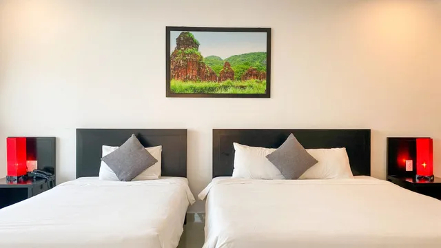 غرفة عائلية ثلاثية بسرير كينج وسرير فردي بإطلالة على النهر بشرفة، Riverside White House Villa 2/4